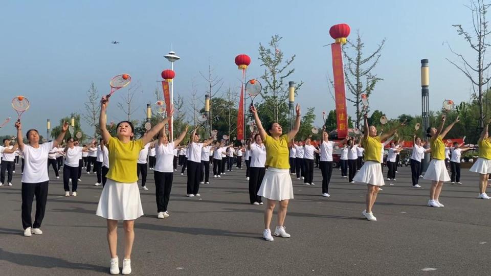 LKkY, 群众性体育, 广场舞