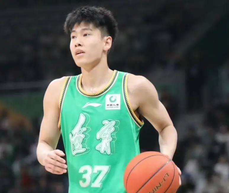 人在那训练, div