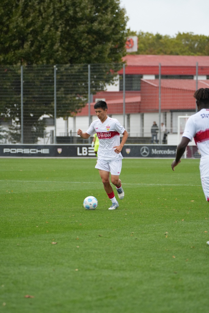 利亚接触, 并为队友创